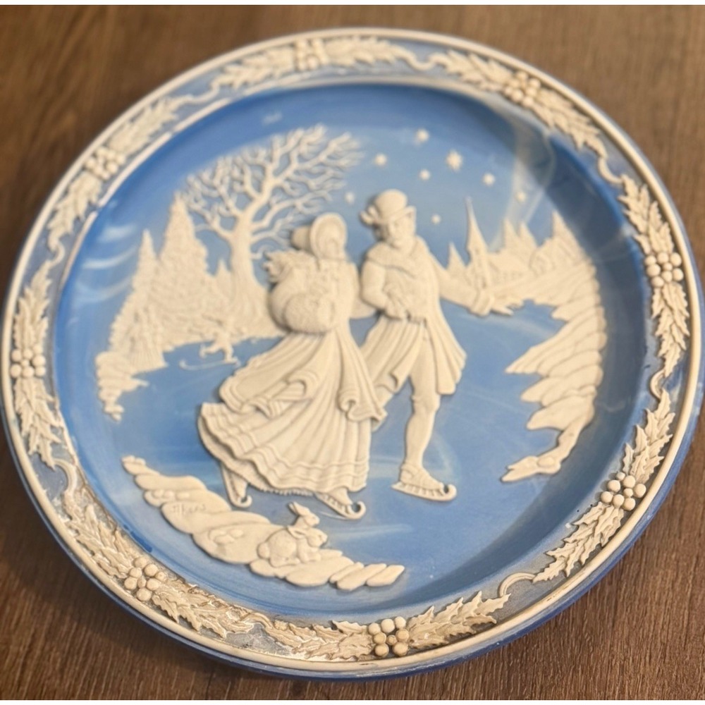 1991 Incolay Studios Christmas Cameos Skaters at Twilight Plate 8.25" #0534A